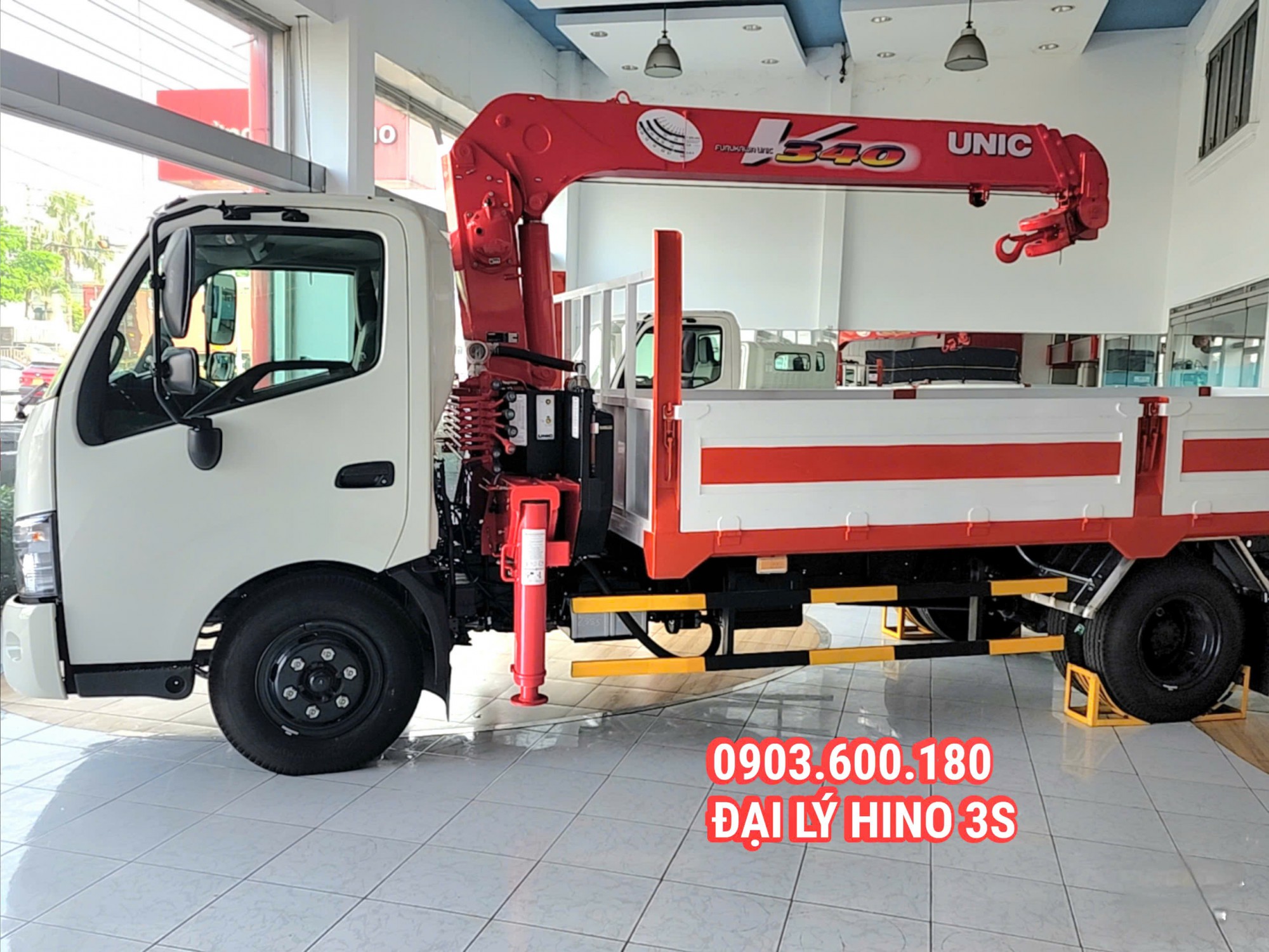 Xe Tải Cẩu Hino XZU720L 3 đoạn Cần